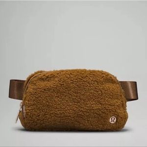 Lululemon “Everywhere” fleece belt bag